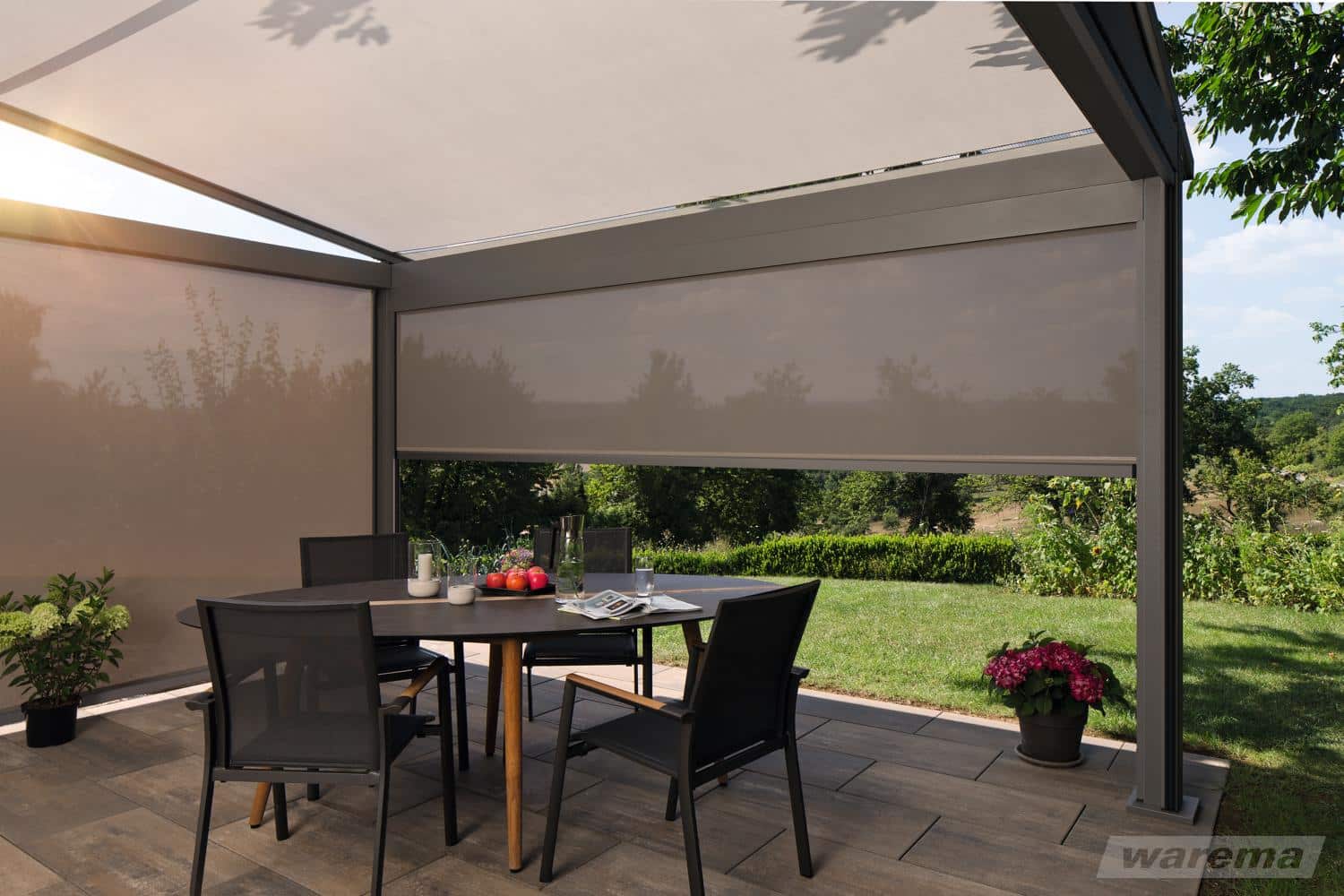 Spiseplads under Perea P60 med lodrette screens mod haven