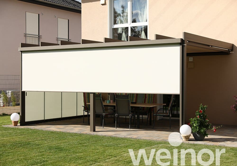 Weinor Terrazza Pure ved en bolig med glasside og sænket lodret solafskærmning foran terrassen