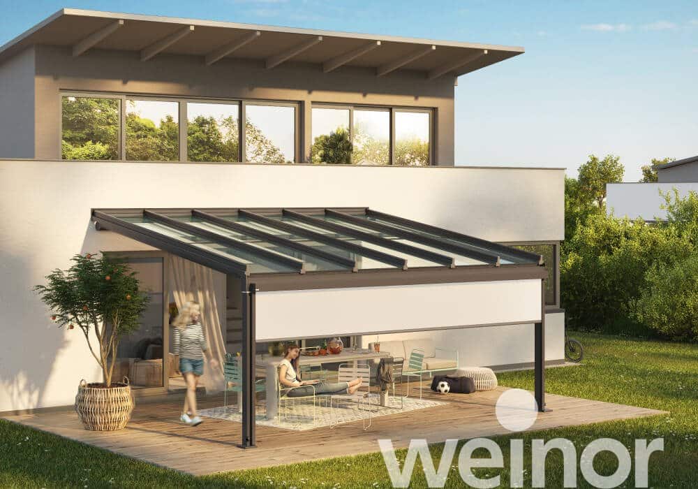 Weinor Terrazza Sempra med skråt glastag og supplerende solafskærmning
